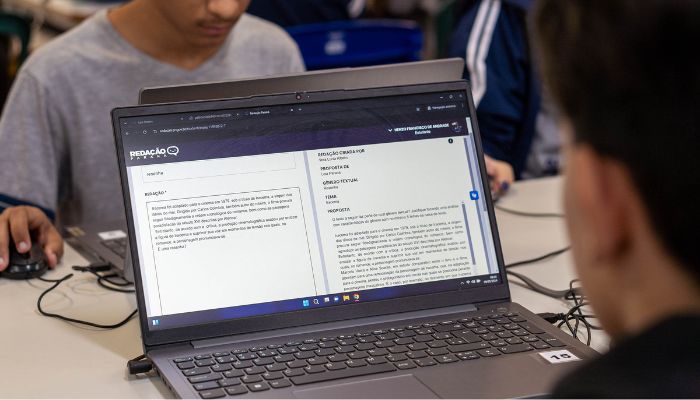  Com IA, rede estadual intensifica preparação de alunos para o Enem com o Redação Paraná